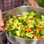 Onderzoek onthult: diepvriesgroenten kun je beter niet koken, maar zo bereiden