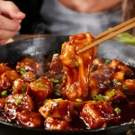 Aziatisch gebakken spek met rijst: sticky spek in ketjapsaus, vol smaak en snel op tafel