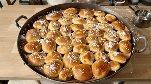 Een tafel vol blije gezichten: serveer deze hartige röstischotel met gehakt en kaas