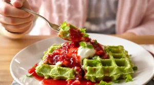 Kook mee met MAX: doperwt-muntwafels met snelle aardbei-gembercompote – zo lukt het altijd