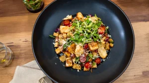 Kook mee met MAX: lauwwarme rodekoolsalade met gebakken appel en knapperige hazelnoten